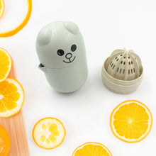 Manual juicer for oranges, lemons, and other citrus fruits